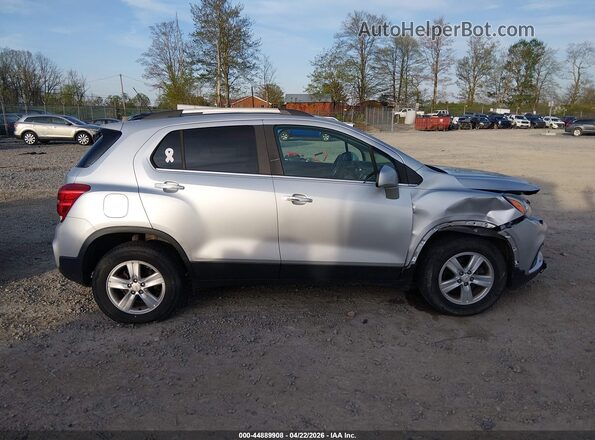 KL7CJPSB0HB104440 2017 CHEVROLET TRAX Серебряный Вид задней части салона
