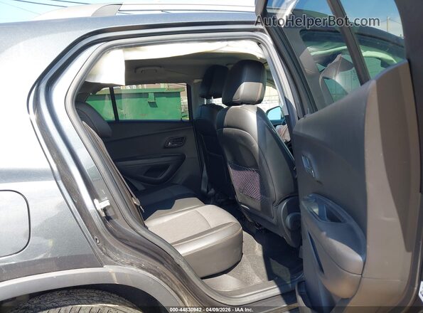 KL7CJPSB2JB647679 2018 CHEVROLET TRAX Gray Widok naklejki z numerem VIN