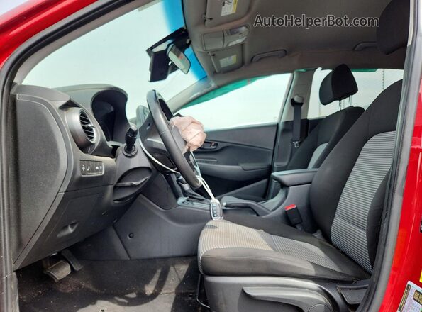 KM8K2CAA9MU752091 2021 HYUNDAI KONA Красный Вид салона спереди