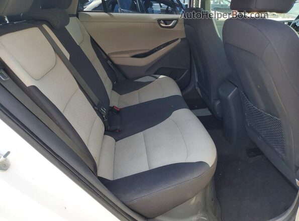 KMHC65LC0HU049570 2017 HYUNDAI IONIQ White Widok tylnych siedzeń