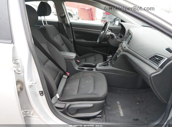 KMHD84LF9JU505381 2018 HYUNDAI ELANTRA Серебряный Вид салона спереди