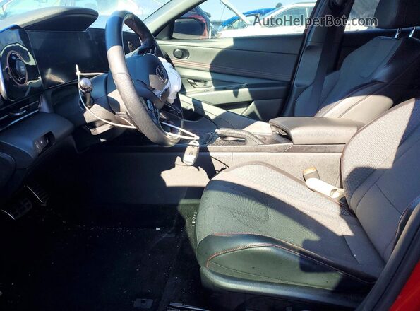 KMHLR4AF8PU512634 2023 HYUNDAI ELANTRA Красный Вид салона спереди