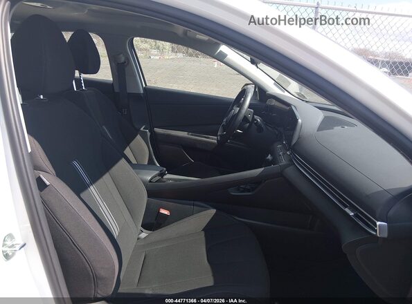 KMHLS4DGXRU699838 2024 HYUNDAI ELANTRA Белый Вид салона спереди