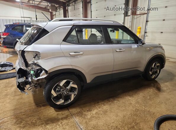 KMHRC8A35RU323385 2024 HYUNDAI VENUE Серебряный Задняя правая четверть