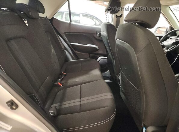 KMHRC8A35RU323385 2024 HYUNDAI VENUE Серебряный Вид задней части салона