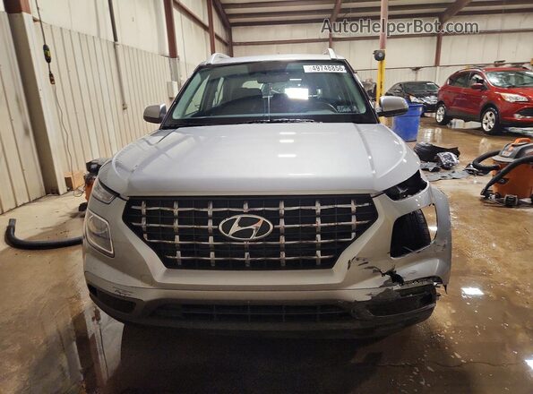 KMHRC8A35RU323385 2024 HYUNDAI VENUE Серебряный Вид спереди