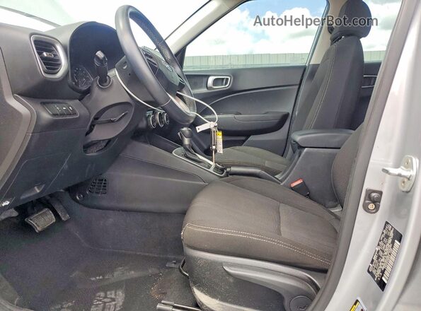KMHRC8A38LU024285 2020 HYUNDAI VENUE Серебряный Вид салона спереди