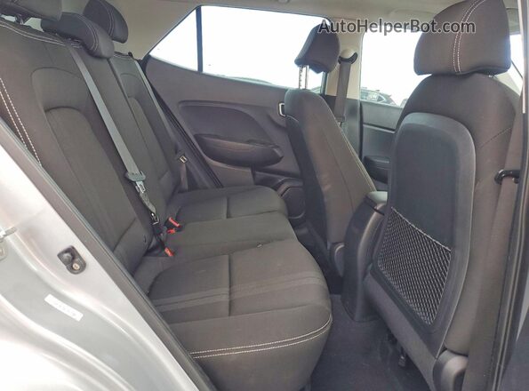 KMHRC8A38LU024285 2020 HYUNDAI VENUE Серебряный Вид задней части салона