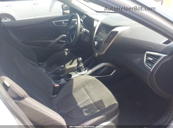 KMHTC6ADXGU276161 2016 HYUNDAI VELOSTER Серебряный Вид салона спереди