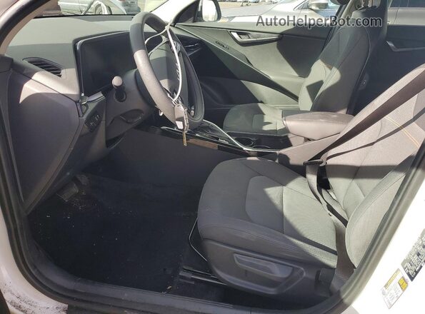 KNDCP3LE0S5257070 2025 KIA NIRO Белый Вид салона спереди