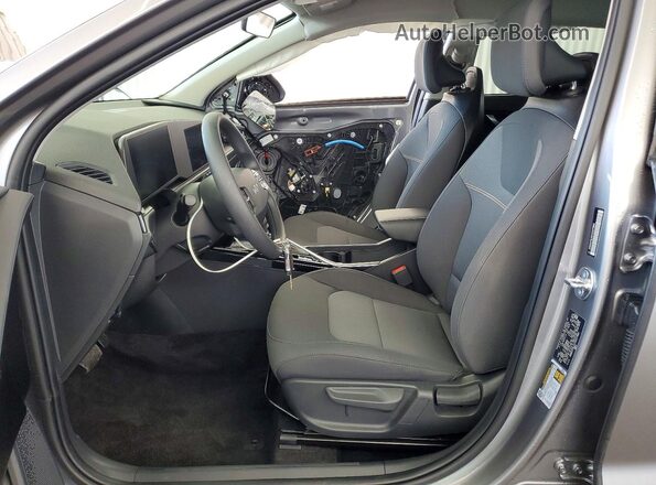 KNDCP3LE5T5337983 2026 KIA NIRO Gray Widok wnętrza z przodu