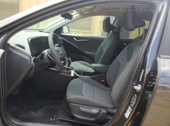 KNDCP3LE8T5319770 2026 KIA NIRO Gray Widok wnętrza z przodu