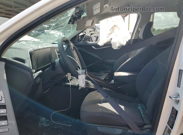 KNDCP3LE9T5347707 2026 KIA NIRO White Front interior view