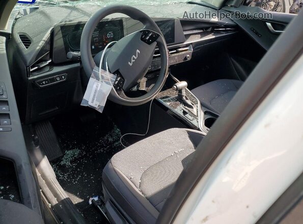 KNDCP3LE9T5347707 2026 KIA NIRO White Dashboard view