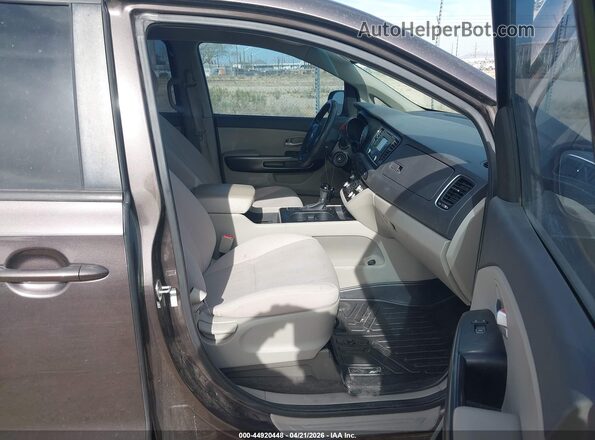 KNDMB5C10G6185798 2016 KIA SEDONA Dark Brown Vista interior delantera