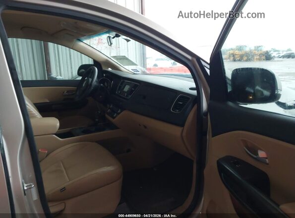 KNDMB5C13G6134621 2016 KIA SEDONA Champagne Вид салону спереду