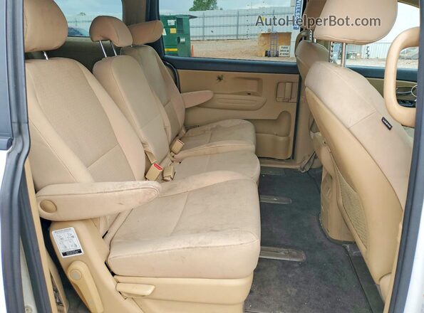 KNDMB5C18H6225546 2017 KIA SEDONA Белый Вид задней части салона
