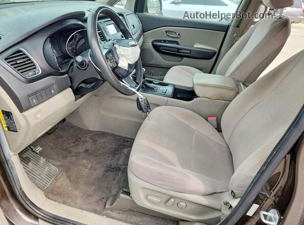KNDMB5C18H6233906 2017 KIA SEDONA Коричневый Вид салона спереди