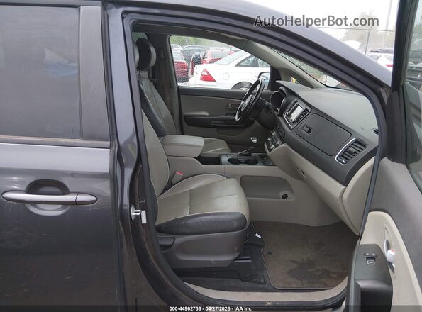 KNDMB5C19H6283780 2017 KIA SEDONA Зеленый Вид салона спереди