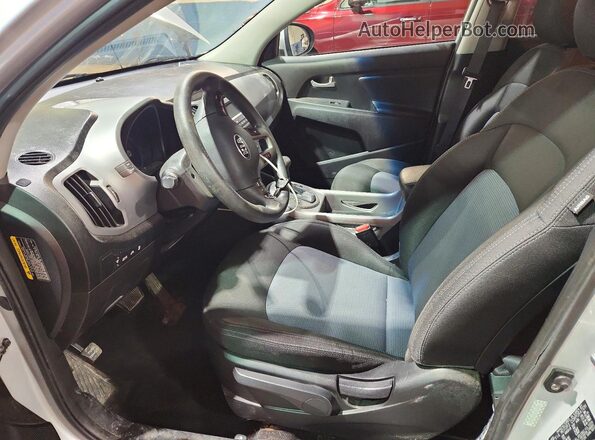 KNDPBCACXG7850609 2016 KIA SPORTAGE Серебряный Вид салона спереди