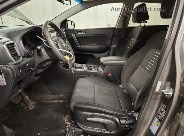 KNDPMCAC0J7365493 2018 KIA SPORTAGE Серый Вид салона спереди