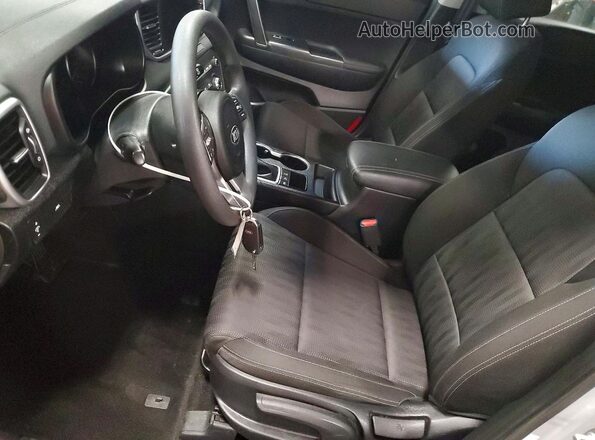 KNDPMCAC5M7901536 2021 KIA SPORTAGE Серебряный Вид салона спереди