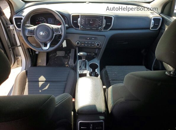 KNDPMCAC9J7317944 2018 KIA SPORTAGE Серебряный Вид панели приборов