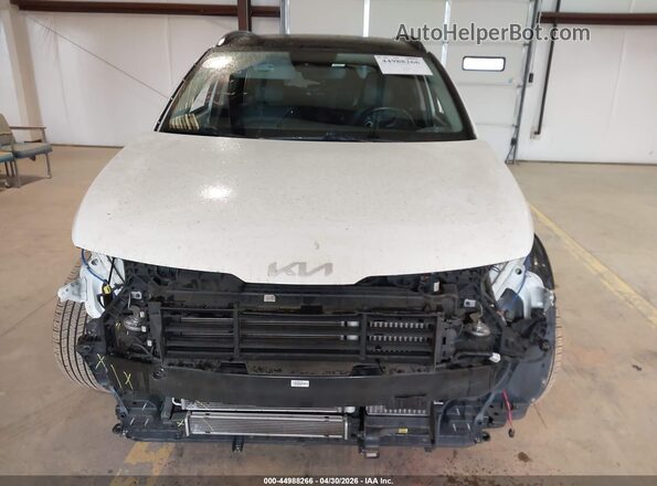 KNDPVCAG3P7040913 2023 KIA SPORTAGE HYBRID White Widok wnętrza z tyłu