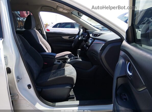 KNMAT2MT0GP694363 2016 NISSAN ROGUE White Front interior view