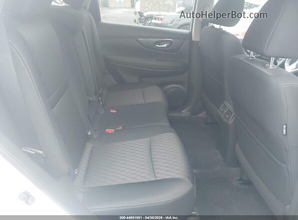 KNMAT2MV1HP521079 2017 NISSAN ROGUE White Widok naklejki z numerem VIN