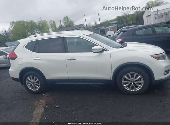 KNMAT2MV1HP521079 2017 NISSAN ROGUE White Widok wnętrza z tyłu