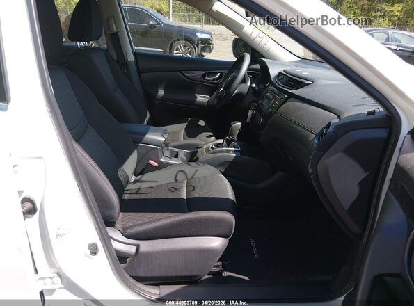 KNMAT2MV8HP613385 2017 NISSAN ROGUE White Widok wnętrza z przodu