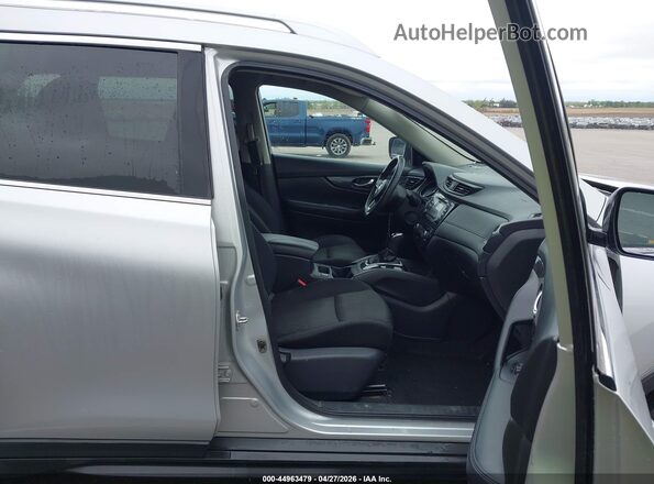 KNMAT2MVXHP610276 2017 NISSAN ROGUE Серебряный Вид салона спереди