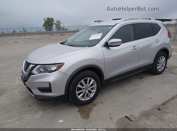 KNMAT2MVXJP539926 2018 NISSAN ROGUE Серебряный Передняя левая четверть