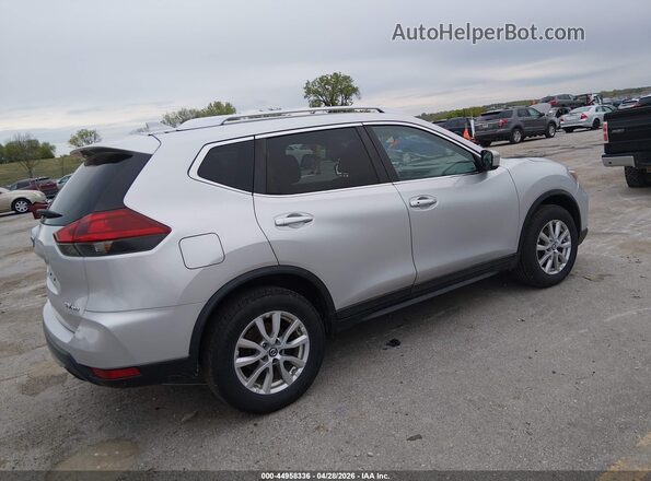 KNMAT2MVXJP539926 2018 NISSAN ROGUE Серебряный Задняя правая четверть