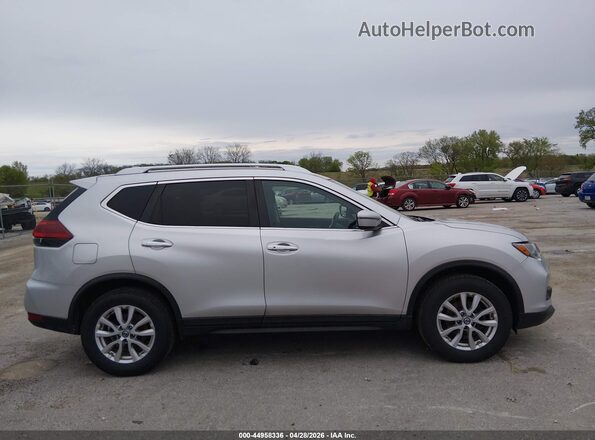 KNMAT2MVXJP539926 2018 NISSAN ROGUE Серебряный Вид задней части салона