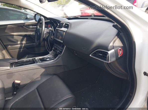 SAJAR4FX3KCP52820 2019 JAGUAR XF Белый Вид салона спереди