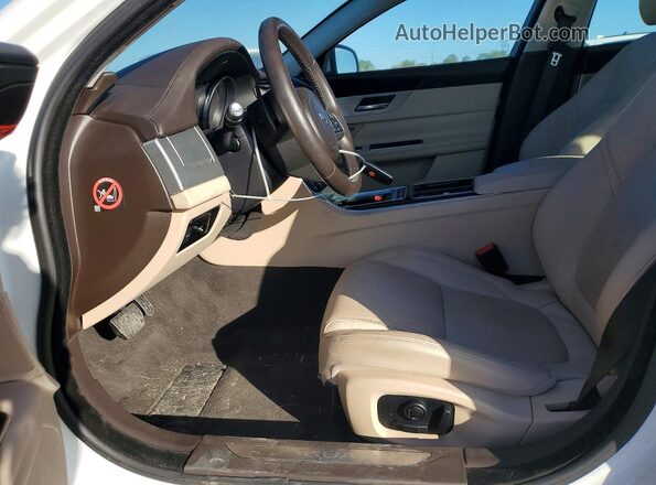 SAJBE4BV5GCY03777 2016 JAGUAR XF Белый Вид салона спереди