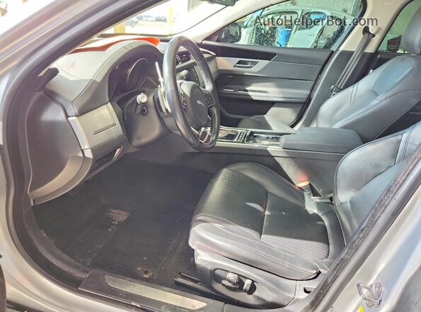 SAJBK4BV5GCY20328 2016 JAGUAR XF Серебряный Вид салона спереди