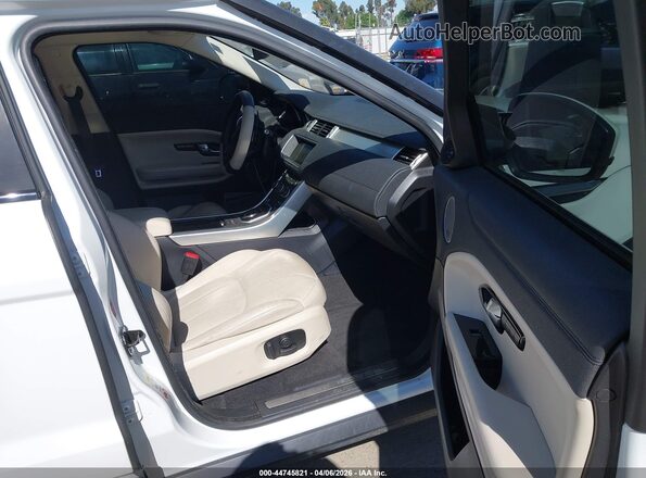 SALVR2BG6HH249121 2017 LAND ROVER RANGE ROVER EVOQUE White Widok wnętrza z przodu