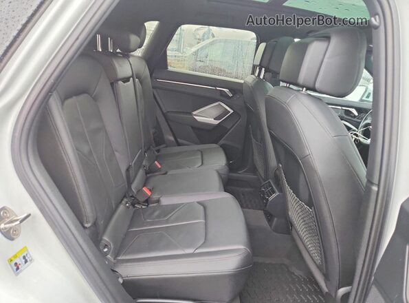 WA1DECF37R1108526 2024 AUDI Q3 White Widok wnętrza z tyłu