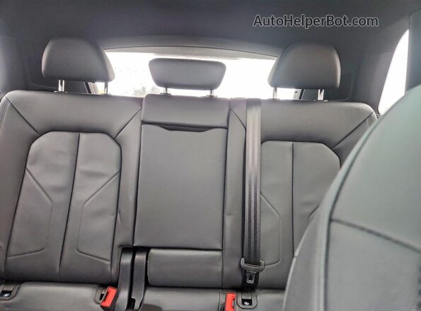 WA1DECF37R1108526 2024 AUDI Q3 White Widok tylnych siedzeń