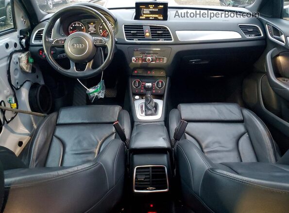 WA1HCCFSXJR020218 2018 AUDI Q3 White Вид панелі приладів