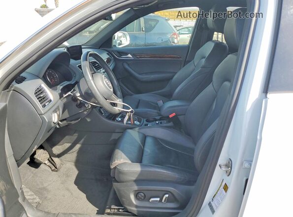 WA1JCCFS5JR012948 2018 AUDI Q3 White Front interior view