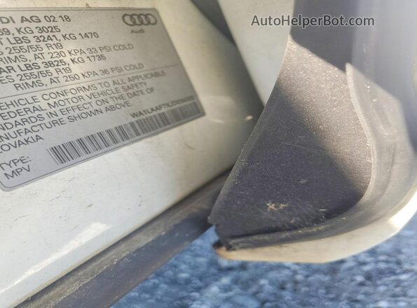WA1LAAF7XJD034262 2018 AUDI Q7 White Вид підкапотного простору