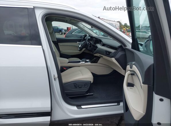 WA1LABGE1PB024467 2023 AUDI E-TRON White Vista interior delantera