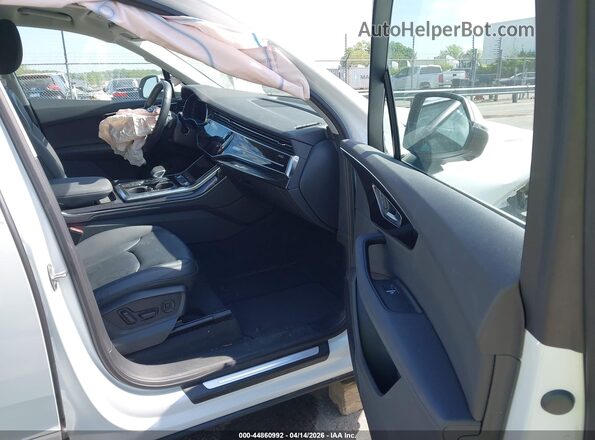 WA1LCBF72PD019425 2023 AUDI Q7 Белый Вид салона спереди