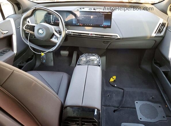 WB523CF04RCN52035 2024 BMW IX Black Vista del salpicadero