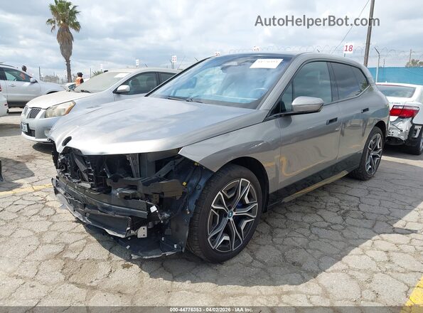 WB523CF08RCP61875 2024 BMW IX Silver Առջևի ձախ երեք քառորդ տեսարան