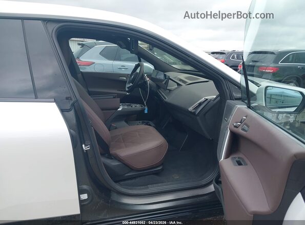 WB523CF09SCU70646 2025 BMW IX Белый Вид салона спереди
